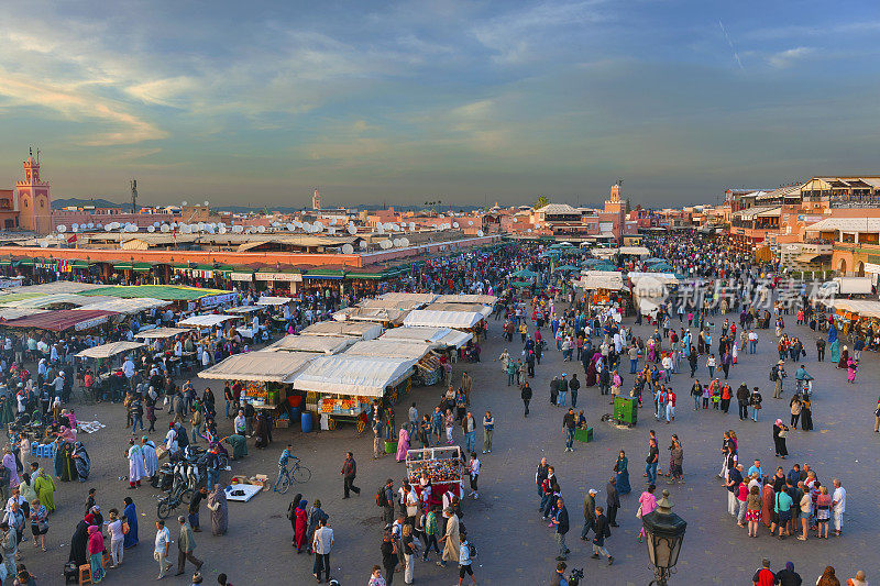 晚上Djemaa El Fna广场，马拉喀什，摩洛哥